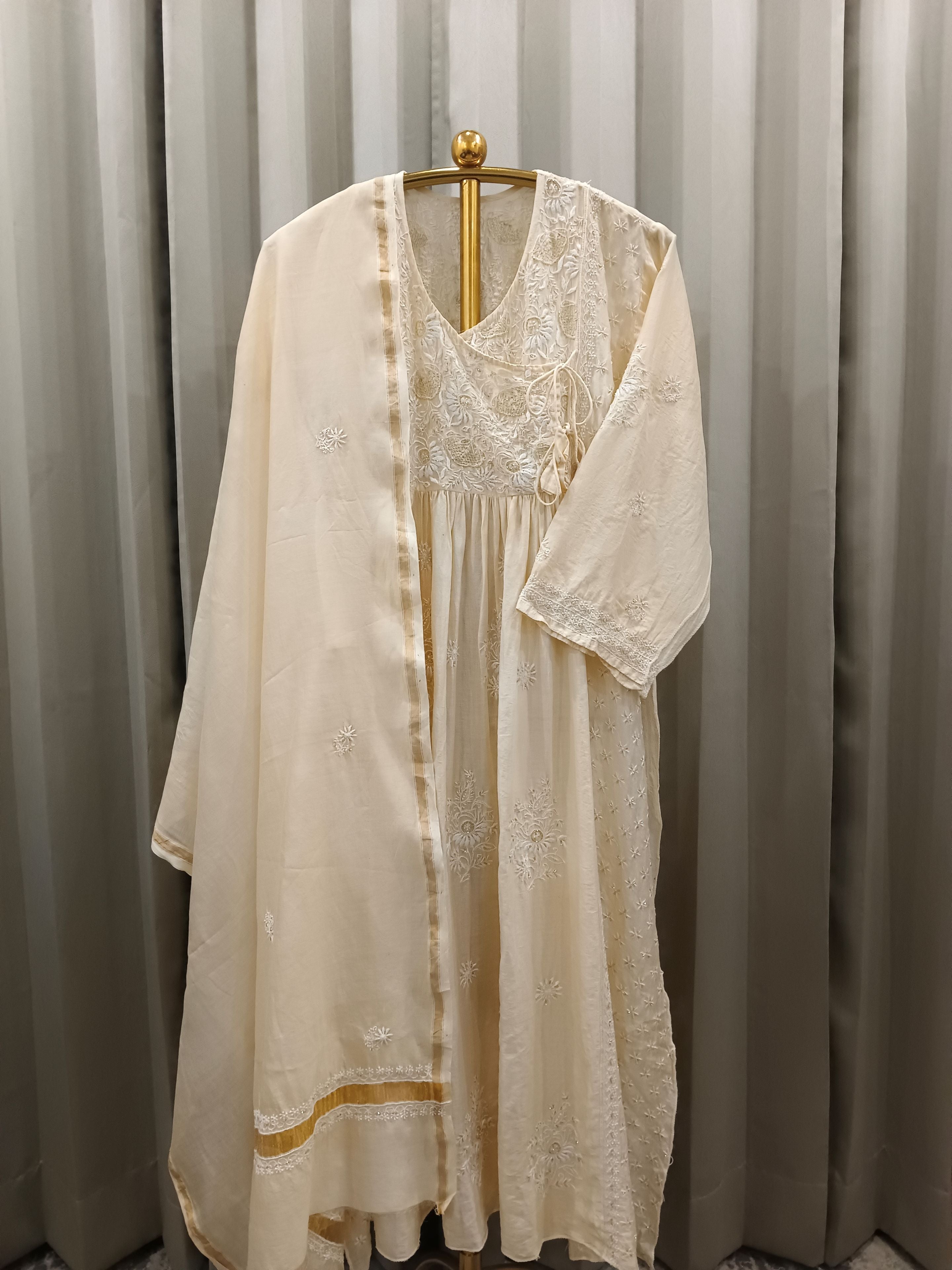 IVORIA MUL CHANDERI CHIKANKARI ANGRAKHA SET